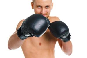 sport attraente uomo indossare boxe guanti su il bianca foto