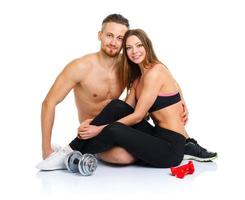 sport coppia - uomo e donna dopo fitness esercizio seduta con manubri su il bianca foto