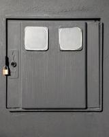 scatola grigia per contatore elettrico con lucchetto su una parete foto
