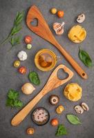 ingredienti italiani e utensili in legno