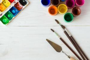 pittura impostato con spazzole, vernici, acquerello, acrilico dipingere su un' bianca di legno sfondo superiore giù Visualizza foto
