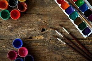 arte di la pittura. pittura impostato con spazzole, vernici, acquerello, acrilico dipingere superiore giù Visualizza foto