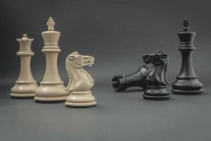 pezzi degli scacchi su uno sfondo grigio scuro foto