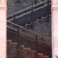 architettura scale sulla strada nella città di bilbao, spagna foto