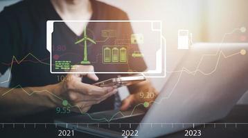 olio energia grafico di il mondo mercato, urto su il economia concetto, mano hold smartphone con il indicatore su il olio prezzo diapositiva a gas stazione, fluttuazioni nel olio prezzi e scambio commercio. foto