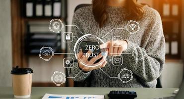 zero fiducia sicurezza concetto persona utilizzando computer e tavoletta con zero fiducia icona su virtuale schermo di dati imprese. foto