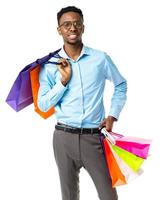 contento africano americano uomo Tenere shopping borse su bianca sfondo foto