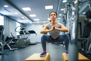 donna nel il Palestra fare sport esercizi foto