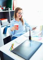 bellissimo attività commerciale donna Lavorando a il casa ufficio foto