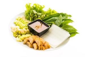 salsiccia di maiale vietnamita e insalata su un piatto bianco foto