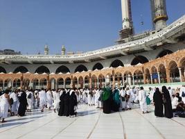 Mecca, Arabia arabia, marzo 2023 - pellegrini a partire dal tutti al di sopra di il mondo siamo l'esecuzione Tawaf nel Masjid al haram nel mecca. foto