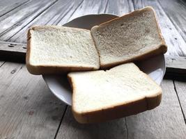 pane su di legno sfondo. rustico segale. fresco pagnotta di rustico tradizionale pane su di legno struttura sfondo. forno con croccante pagnotte. design elemento per forno Prodotto etichetta, disegno, e eccetera foto