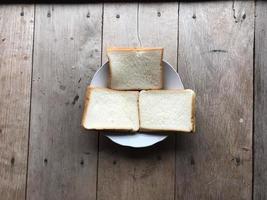 pane su di legno sfondo. rustico segale. fresco pagnotta di rustico tradizionale pane su di legno struttura sfondo. forno con croccante pagnotte. design elemento per forno Prodotto etichetta, disegno, e eccetera foto