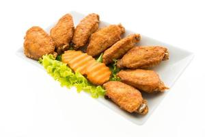 ali di pollo fritte su un piatto bianco foto