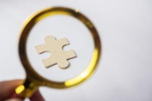ingrandimento bicchiere ricerca per mancante puzzle pezzi isolato su bianca sfondo foto