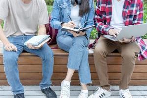 gruppo asiatico alunno alunno incontro squadra per opera progetto. squadra contento studia in linea. leggere libro nel Università città universitaria. gruppo su internazionale Asia Università. formazione scolastica, studia, scuola, Università, la laurea foto