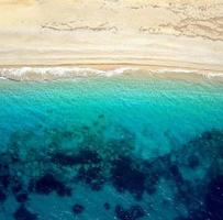 superiore Visualizza di un' abbandonato spiaggia. il greco costa di il ionico mare foto