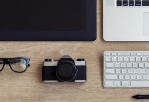 attività commerciale posto di lavoro con il computer portatile e gadget su di legno sfondo foto