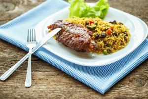 delizioso piatto di tacchino carne con riso e lattuga foto