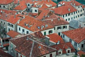 uccello occhio Visualizza di edifici nel kotor vecchio cittadina, montenegro foto