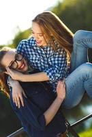 Due giocoso ragazze avendo divertimento all'aperto a tramonto leggero foto