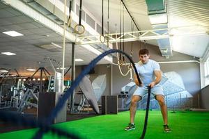 uomo con battaglia corda nel funzionale formazione fitness Palestra foto