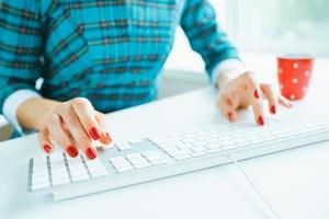 donna ufficio lavoratore digitando su il tastiera foto