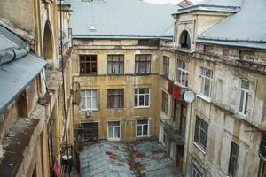 tipico cortile nel il vecchio quartiere di lviv, Ucraina foto