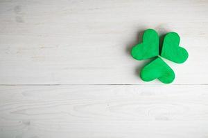 verde trifoglio trifogli su bianca di legno sfondo foto