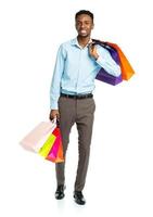 contento africano americano uomo Tenere shopping borse su bianca sfondo. shopping foto