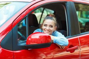 sorridente donna guida sua auto foto