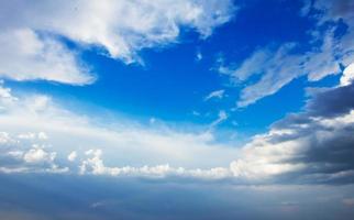 nuvole bianche sul cielo blu foto