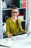 giovane donna Lavorando a partire dal casa - moderno attività commerciale concetto foto