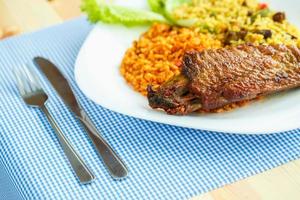 delizioso piatto di tacchino carne con riso e lattuga foto