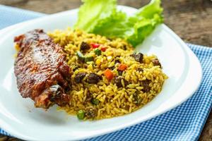 delizioso piatti a partire dal tacchino carne con riso e insalata le foglie foto