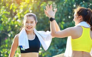 due belle donne che esercitano all'aperto nel parco foto