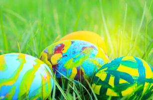 belle uova di Pasqua multicolori sull'erba