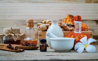 trattamento termale aromaterapia su un tavolo foto