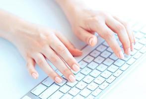 femmina mani o donna ufficio lavoratore digitando su il tastiera foto