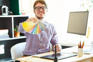 giovane uomo guardare per un' colore dipingere tavolozza foto