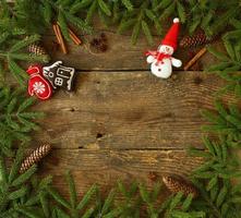 Natale albero ramo con coni, cannella, dittano e Natale decorazioni su di legno sfondo con copyspace foto