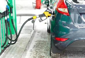 auto rifornimento carburante su un' benzina stazione nel inverno foto