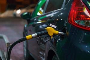 auto rifornimento carburante su un' benzina stazione a notte foto