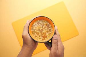 zuppa di tazza istantanea in una tazza sul tavolo foto