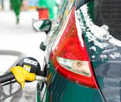 auto rifornimento carburante su un' benzina stazione nel inverno foto