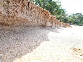 foto di un' naturale paesaggio Visualizza di il spiaggia a partire dal il spiaggia, durante il giorno a qualunque spiaggia