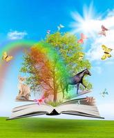 Magia libro con un' verde albero e diverso animali foto