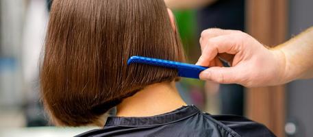 parrucchiere pettinatura capelli di donna foto