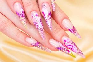 manicure con fresco rosa chiodo arte foto