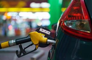 auto rifornimento carburante su un' benzina stazione a notte foto